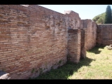 08323 ostia - regio v - insula ii - caseggiato (v,ii,11) - raum (2) - suedwand - 06-2024.jpg